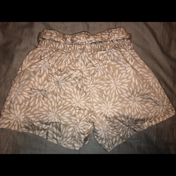 Beige and White Patterned Flowy Shorts - Picture 2 of 3